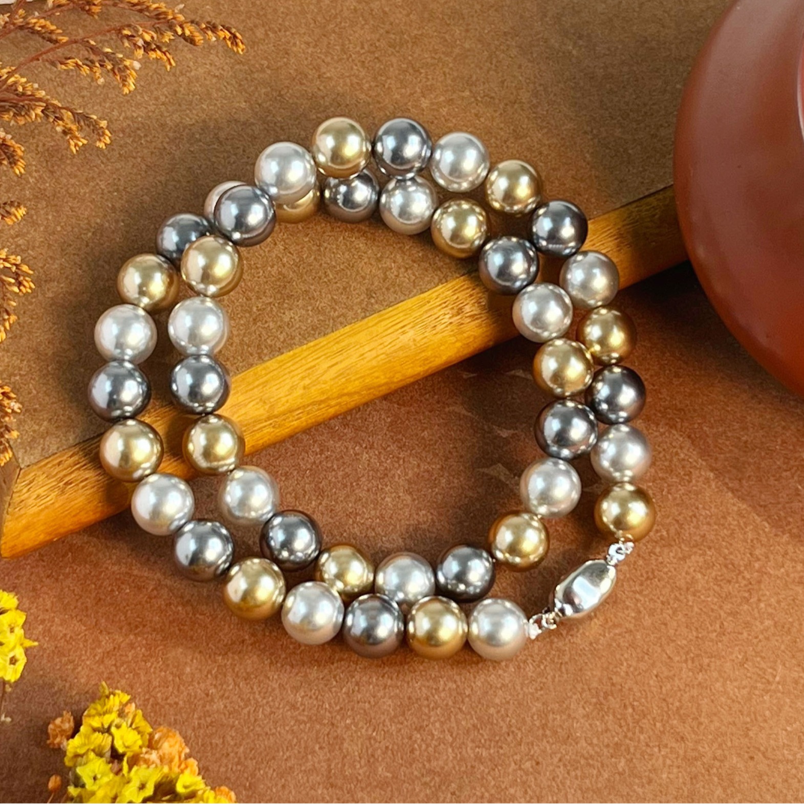 Three natural colors of good luck and peace pearl necklace, silver gray, white, and gold three color ingot buckle pearl collarbone necklace