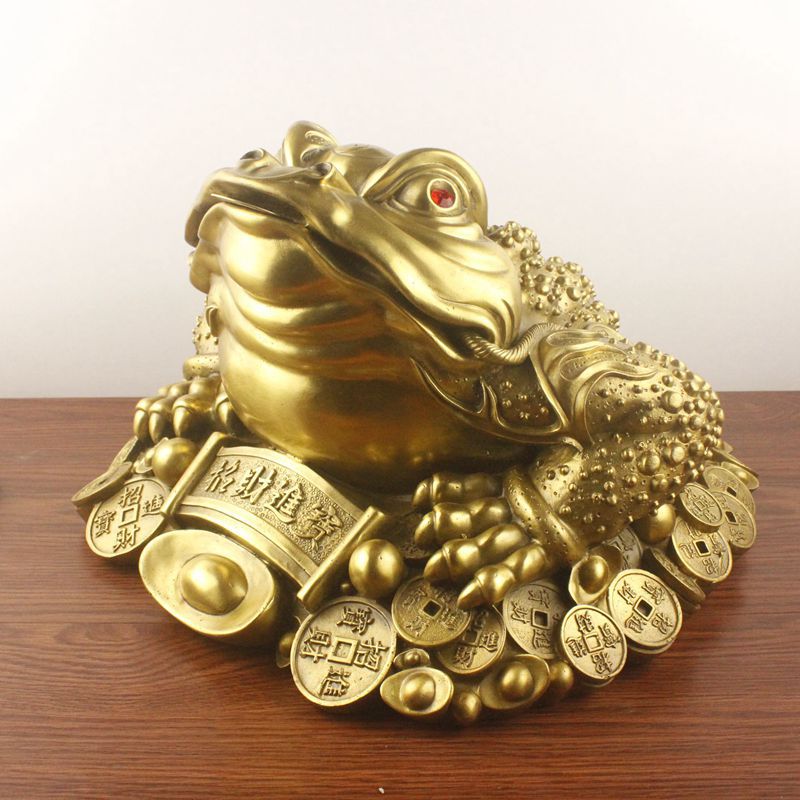 Three legged golden toad ornament that increases wealth energy, pure copper feng shui energy summoning wealth brass three legged golden toad ornament