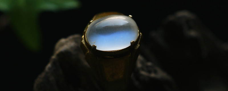 How to see whether the moonstone is injected with glue