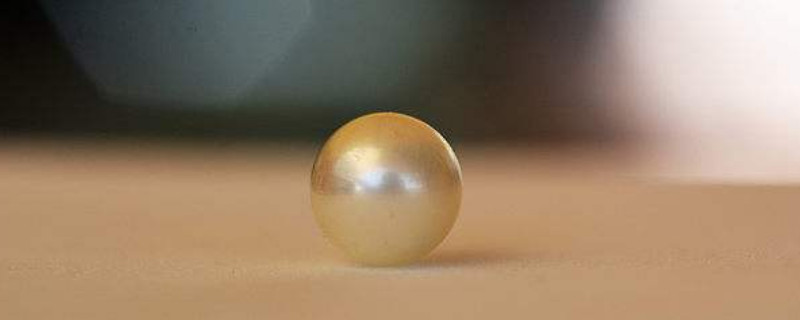 Can pearls be worn with gold?