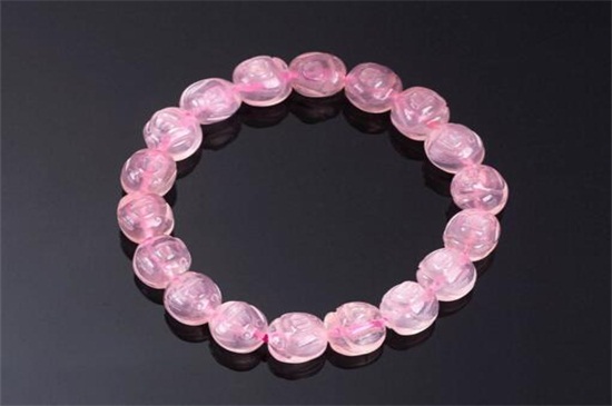 Pink crystal which hand to wear peach blossom, wear pink crystal notes