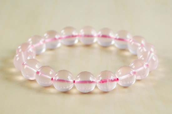 Girls wear pink crystal bracelets taboo, these must know before wearing